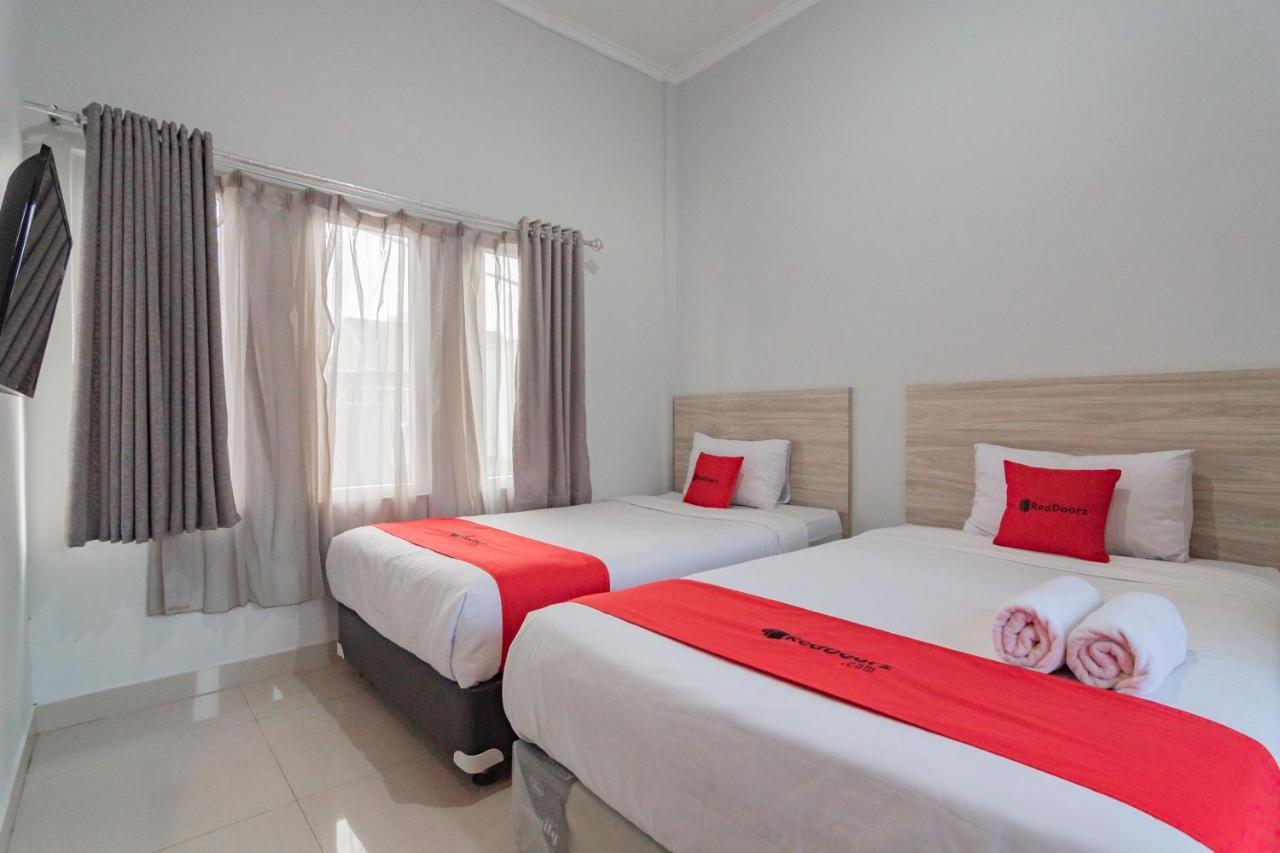Reddoorz Plus Syariah @ Tuparev Cirebon 3 المظهر الخارجي الصورة